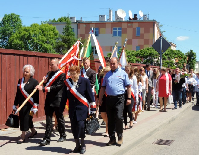Przemarsz ulicami miasta pod obelisk przy Gimnazjum w Piławie Górnej
