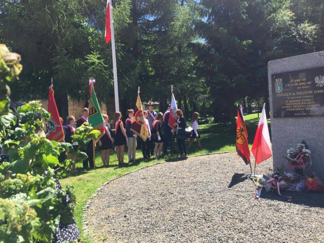 Uroczystość przy obelisku