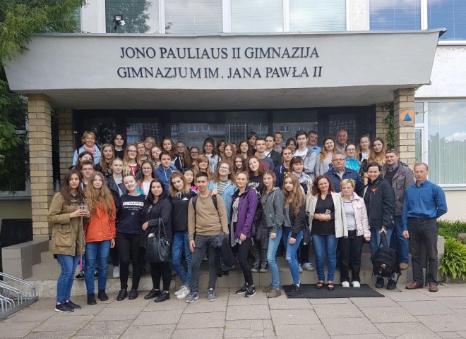 Przed Gimnazjum Jana Pawła II