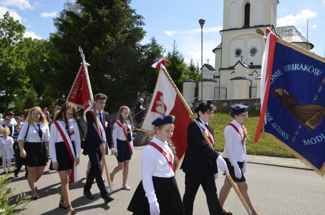 Uroczysty przemarsz do Zespołu Szkół Samorządowych w Krasnymborze