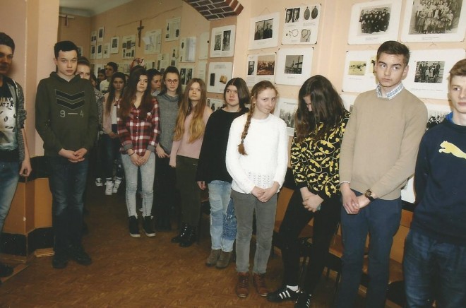 Młodzież szkoły na otwarciu wystawy