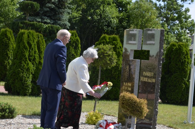 Złożenie kwiatów pod pomnikiem