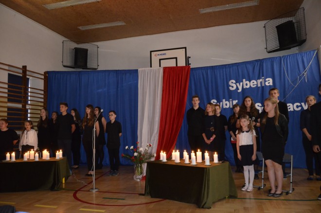 Uczniowie podczas programu artystycznego