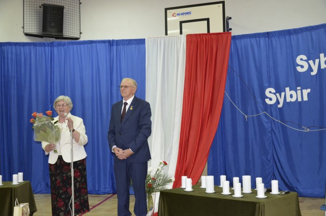 Przedstawiciele Sybiraków Barbara Czartoszewska i Jerzy Sienkiewicz dziękują dyrektor szkoły
