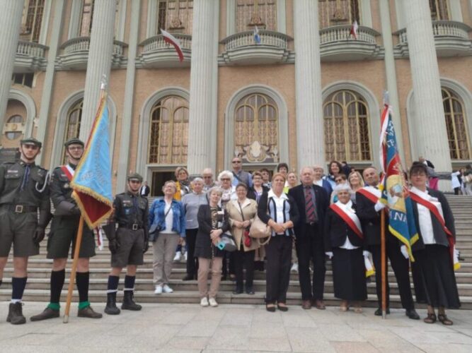 Zdjęcie przedstawicieli Związku Sybiraków w trakcie pielgrzymki do Lichenia