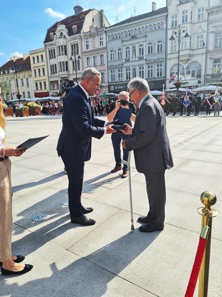 Prezydent Rafał Bruski wręcza medal Mirosławowi Myślińskiemu